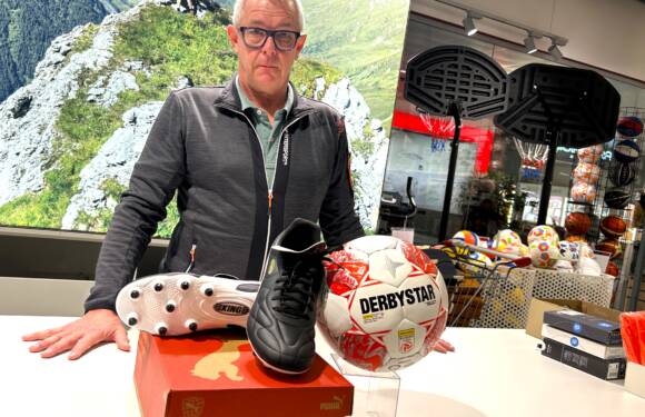 Fussball, Schuhe & coole Dressen bei Intersport Schuberth